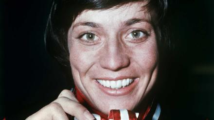 Die deutsche Skirennfahrerin Rosi Mittermaier zeigt Februar 1976 ihre Medaillen. 