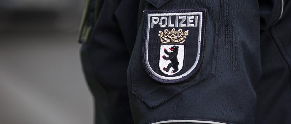 Emblem der Berliner Polizei auf der Jacke eines Polizeibeamten.