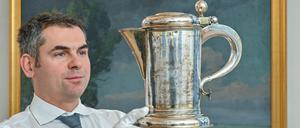 Tim S. Müller, Leiter des Museums Viadrina, zeigt eine protestantische Abendmahlskanne (Weinkanne), um 1700, Silber und teilweise feuervergoldet.