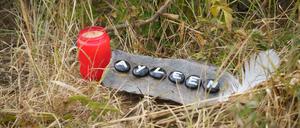 Eine Kerze und eine Tafel mit dem Namen Ayleen liegt am Ufer des Teufelsee im hessischen Wetteraukreis, in dem die Leiche der 14-jährigen Ayleen gefunden wurde. 