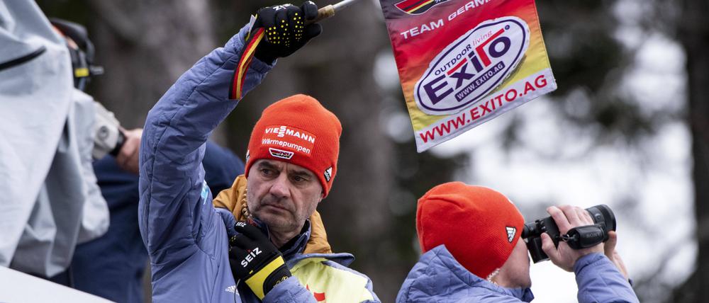 Zum Abwinken. Bundestrainer Stefan Horngacher hat zur Zeit wenig Freude an der Arbeit.
