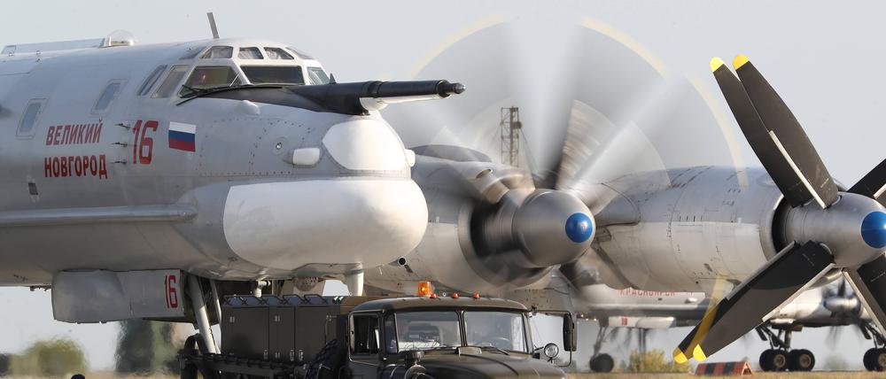 Ein russischer Langstreckenbomber des Typs Tu-95MS auf dem Militärflugplatz Engels (Symbolbild)