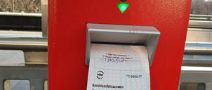 Passt nicht.  Das Ticket ist zu breit. 