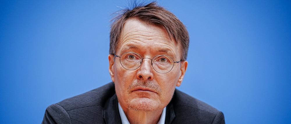 Bundesgesundheitsminister Karl Lauterbach (SPD) will die überfüllten Praxen entlasten (Archivbild).