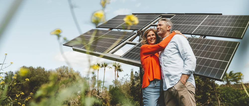 Ein Paar vor einer Solaranlage.