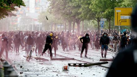 Eine Horde junger Männer greift Einsatzkräfte an: Dresden, im Mai 2021. 