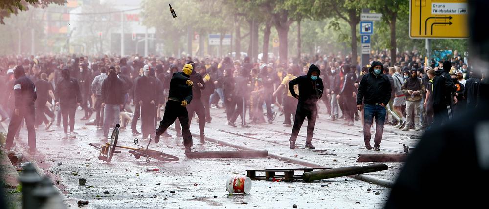 Eine Horde junger Männer greift Einsatzkräfte an: Dresden, im Mai 2021. 