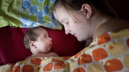 „Ist Mama etwa müde?“ Die ersten Jahre mit Kind fordern Eltern in Sachen Nachtschlaf heraus.