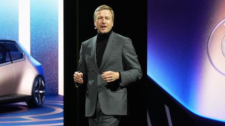 BMW-Chef Oliver Zipse stellt das neue BMW-Konzeptfahrzeug vor.