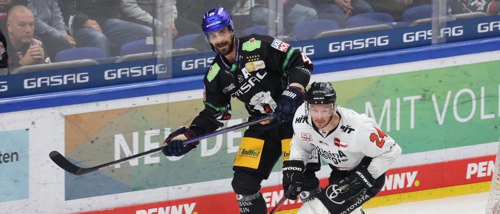 Morgan Ellis (hinten) und die Eisbären sind erleichtert nach dem Heimsieg gegen die Kölner Haie.