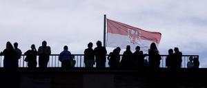 Besucher stehen auf der Dachterrasse des Landtages.