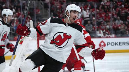 Der rechte Flügel der New Jersey Devils, Alexander Holtz, feiert sein Tor gegen die Detroit Red Wings. 