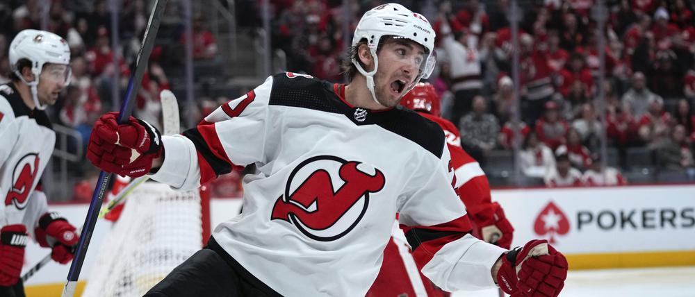 Der rechte Flügel der New Jersey Devils, Alexander Holtz, feiert sein Tor gegen die Detroit Red Wings. 