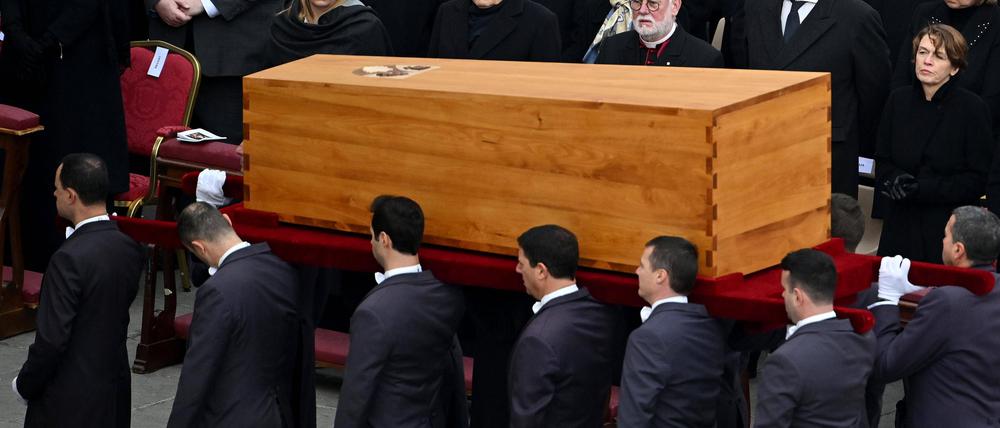 Italienische Politiker nehmen Abschied von Papst Benedikt.