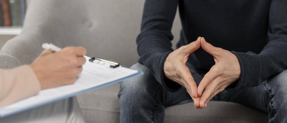 Ein Mann in therapeutischer Behandlung.