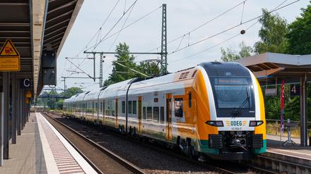 ARCHIV - 30.06.2022, Brandenburg: Ein neuer Zug der Ostdeutschen Eisenbahn GmbH (Odeg) vom Typ «Desiro HC» steht auf Gleis 4 des Hauptbahnhofs. (zu dpa: «Handyfalle in neuen Zügen der Linie RE1 - Siemens will rasche Lösung») Foto: Soeren Stache/dpa +++ dpa-Bildfunk +++