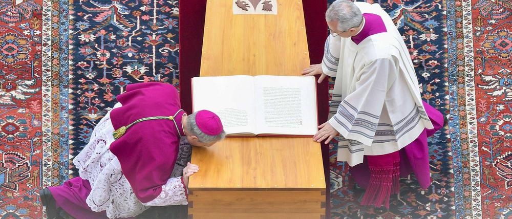Sein Privatsekretär und Kurienerzbischof Georg Gänswein küsst den Sarg von Benedikt.