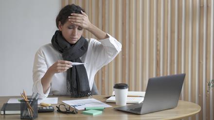 „Krank zu arbeiten, hilft niemandem“, sagt TK-Vorstandsvorsitzender Jens Baas (Symbolbild)
