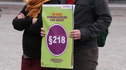 Eine Kommission soll die Entkriminalisierung des Schwangerschaftsabbruchs prüfen.