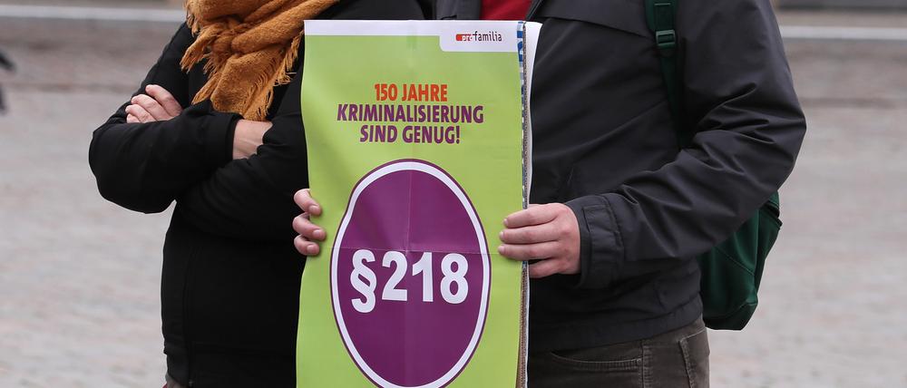 Eine Kommission soll die Entkriminalisierung des Schwangerschaftsabbruchs prüfen.