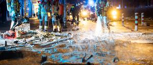 Die Reste der Randale in der Silvesternacht in Kreuzberg und Neukölln. Feuerwehrmänner löschen eine brennende Barrikade.