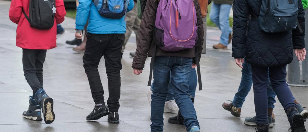 Jugendliche Schulkinder in Düsseldorf am 08.12.2022.
