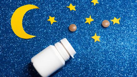 Gute Nacht mit Melatonin? Ältere, Schichtarbeiter und Flugreisende können davon profitieren.