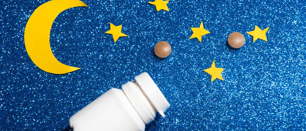 Gute Nacht mit Melatonin? Ältere, Schichtarbeiter und Flugreisende können davon profitieren.