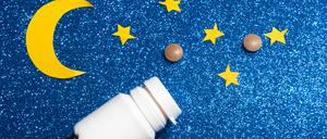 Gute Nacht mit Melatonin? Ältere, Schichtarbeiter und Flugreisende können davon profitieren.