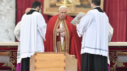Der Nachfolger beerdigt den Vorgänger: Papst Franziskus am Sarg von Joseph Ratzinger am Mittwoch