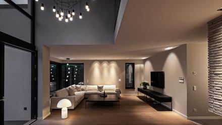 Dieses Wohnzimmer wurde mit verschiedenen Lichtquellen versehen. Die Hängeleuchte im Vordergrund ist das optische Highlight.