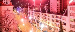 Menschen stehen am 31. Dezember 2022 auf einem Berliner Balkon und feiern den Jahreswechsel.