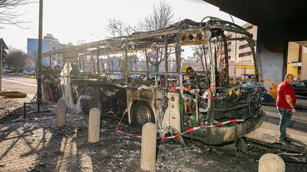 Berlin: In der Sonnenallee im Berliner Stadtteil Neukölln steht an der Überbauung das Wrack des Busses, der in der Silvesternacht 2022 ausgebrannt ist. 