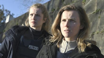 Leonie Winkler (Cornelia Gröschel) und Karin Gorniak (Karin Hanczewski) versuchen eine Tat zu verhindern.