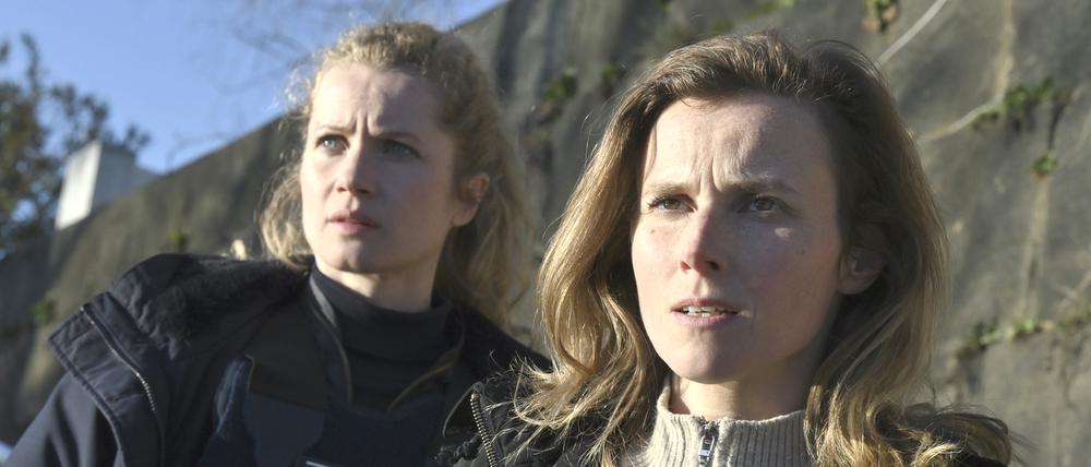 Leonie Winkler (Cornelia Gröschel) und Karin Gorniak (Karin Hanczewski) versuchen eine Tat zu verhindern.