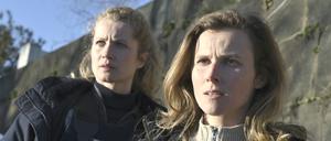 Leonie Winkler (Cornelia Gröschel) und Karin Gorniak (Karin Hanczewski) versuchen eine Tat zu verhindern.
