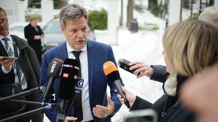 05.01.2023, Norwegen, Oslo: Robert Habeck (Bündnis 90/Die Grünen), Bundesminister für Wirtschaft und Klimaschutz, gibt eine am Rande seines Besuchs in Oslo ein Pressestatement. Gesprächsthemen der Reise sind u.a. Wasserstoff, Carbon Capture and Storage, EU-Klimaschutzpolitik, COP 27, Klimaklub, Energieversorgung, norwegisch-deutsche Energiepartnerschaft, Sicherheit der Energieinfrastruktur, Transformationstechnologien, Rohstoffe und grüne maritime Wirtschaft. Foto: Kay Nietfeld/dpa +++ dpa-Bildfunk +++