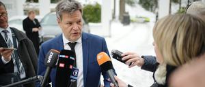 05.01.2023, Norwegen, Oslo: Robert Habeck (Bündnis 90/Die Grünen), Bundesminister für Wirtschaft und Klimaschutz, gibt eine am Rande seines Besuchs in Oslo ein Pressestatement. Gesprächsthemen der Reise sind u.a. Wasserstoff, Carbon Capture and Storage, EU-Klimaschutzpolitik, COP 27, Klimaklub, Energieversorgung, norwegisch-deutsche Energiepartnerschaft, Sicherheit der Energieinfrastruktur, Transformationstechnologien, Rohstoffe und grüne maritime Wirtschaft. Foto: Kay Nietfeld/dpa +++ dpa-Bildfunk +++