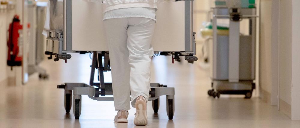 Der gefasste Straftäter wird im Gefängnis-Krankenhaus in Brandenburg an der Havel behandelt.