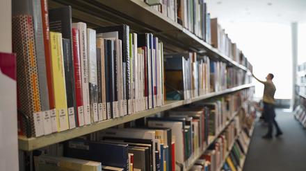 Blick in die Amerika-Gedenkbibliothek (AGB) der Zentral- und Landesbibliothek Berlin (ZLB) am Blücherplatz. Hinter dem Gebäude soll ein neues temporäres Gebäude entstehen, um die total überlastete Bibliothek ein wenig zu entlasten.