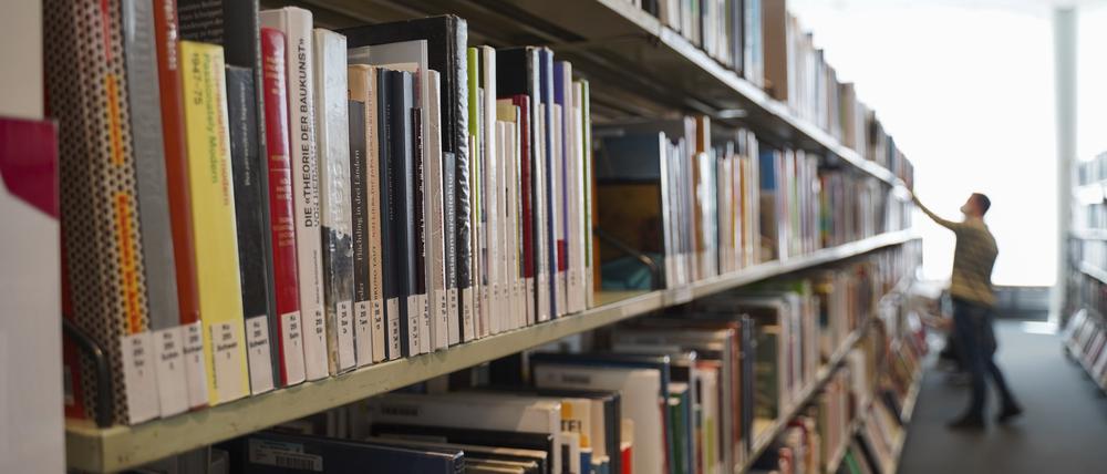 Blick in die Amerika-Gedenkbibliothek (AGB) der Zentral- und Landesbibliothek Berlin (ZLB) am Blücherplatz. Hinter dem Gebäude soll ein neues temporäres Gebäude entstehen, um die total überlastete Bibliothek ein wenig zu entlasten.