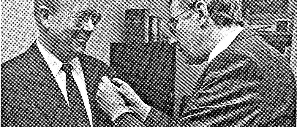 Staatlich geehrt: Verkehrssenator Herwig Haase (CDU) heftet Hans von Przychowski 1992 das Bundesverdienstkreuz ans Revers.                                                               