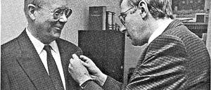 Staatlich geehrt: Verkehrssenator Herwig Haase (CDU) heftet Hans von Przychowski 1992 das Bundesverdienstkreuz ans Revers.