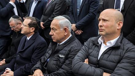 Israels Justizminister Yariv Levin (v.l.n.r.), Präsident Isaac Herzog, der designierte Premierminister Benjamin Netanyahu und ehemalige Premierminister Naftali Bennett.