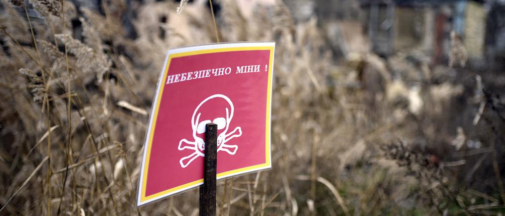 Ein Schild mit der Aufschrift „Minengefahr“ ist in der Region Charkiw im Nordosten der Ukraine zu sehen.