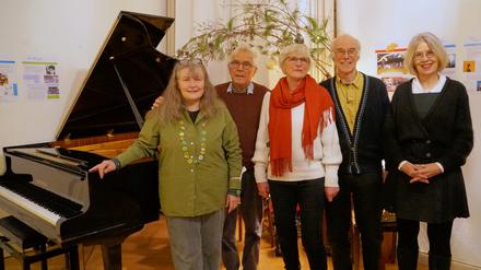 Kultursalon-Gründerin Jutta Kümmel (links) mit anderen Vereinsmitgliedern.