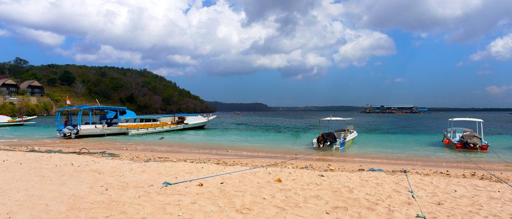 Boote liegen am Strand der kleinen Insel Nusa Penida (Symbolbild).