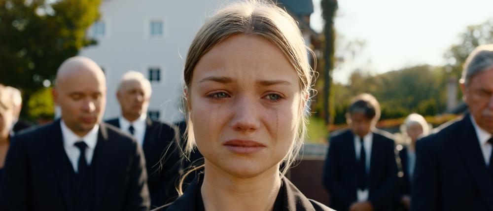 Vivi (Julia Beautx) muss nach dem Tod der Mutter die Familie zusammenhalten.