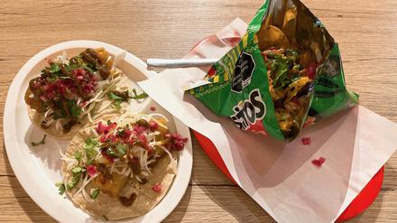 Chips mit Shrimps, der perfekte Partysnack in der Markthalle Pfefferberg.