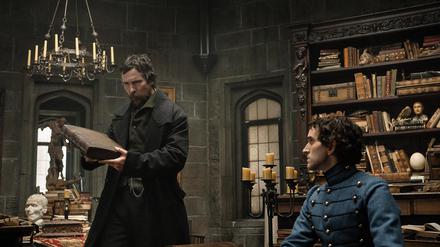 Christian Bale (links) spielt den Detektiv Augustus Landor, Harry Melling den Schriftsteller Edgar Allan Poe.